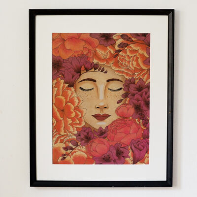 twarz kobiety otoczona kwiatami